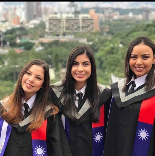 尼加拉瓜驻台大使李蜜娜（中），曾是外交部台湾奖学金受奖人，在台期间就读铭传大学。（教育部提供／林志成台北传真）