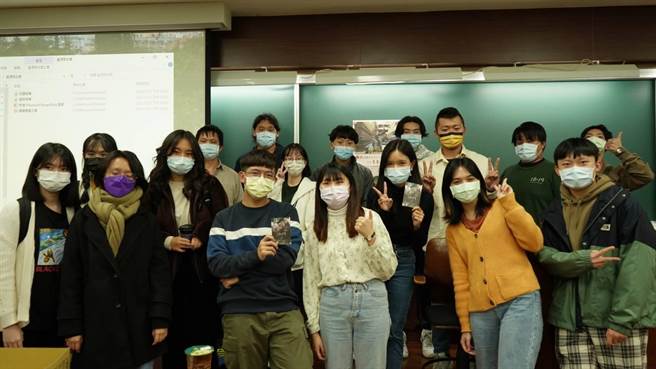 受台大社工系系学会邀请、台大学生辅导处协办，纪录片《1819》7日晚间在台大公映。(陈毅提供／李侑珊台北传真)