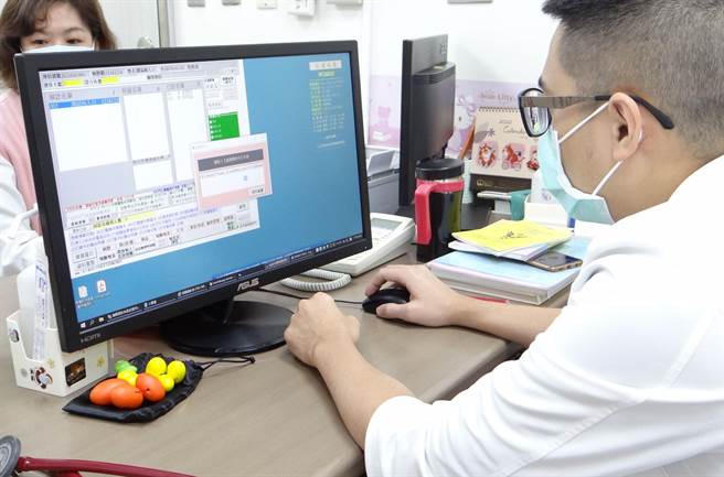 奇美医学中心与健保署南区业务组合作首办「虚拟健保卡儿科示范门诊」，儿科部医师操作虚拟健保卡。（奇美医学中心提供／曹婷婷台南传真）