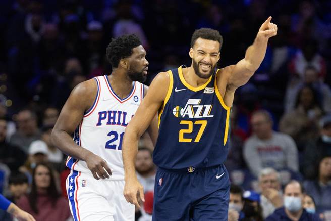 不慎发生失误的戈贝尔(右)，跟队友示意不好意思。(路透)