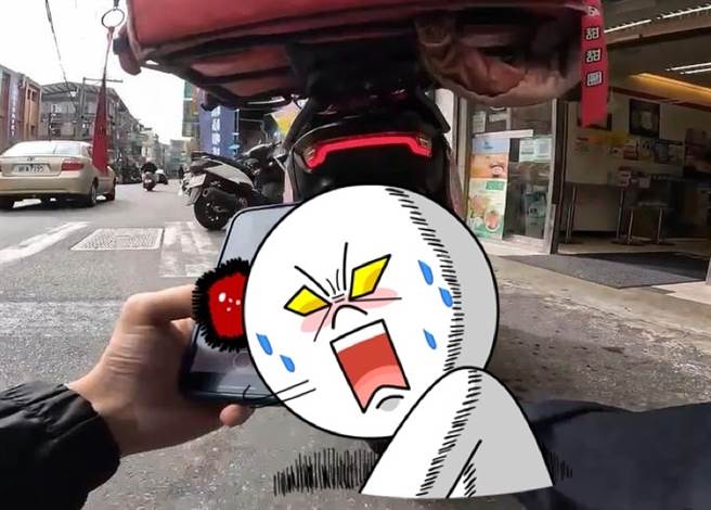 有民眾发现，有一名外送员在车牌上动手脚，企图规避交通罚单。（翻摄自爆料公社）