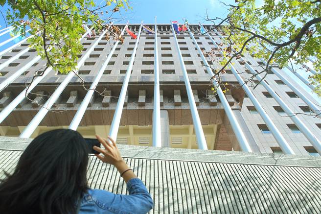 尼加拉瓜政府10日宣布，即日起与台湾切断外交关系，尼加拉瓜外交部声明指出，只承认一个中国，外交部使馆特区大门口的尼加拉瓜国旗在消息宣布时马上被撤下，只剩下除教廷梵蒂冈外，其余13面邦交国的旗帜，一位民眾经过时拍照留念。（张铠乙摄）