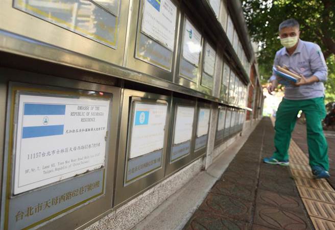 尼加拉瓜政府10日宣布，即日起与台湾切断外交关系，位于外交部天母使馆特区尼加拉瓜大使官邸的信箱仍未移除。（张铠乙摄）
