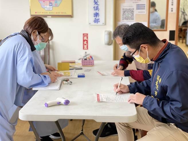 金山区长廖武辉和大同里长许振煌至金山区卫生所施打第三剂疫苗。（金山区公所提供）