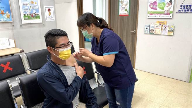 金山区长廖武辉金山区卫生所施打第三剂疫苗。（金山区公所提供）