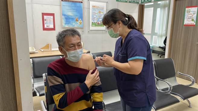 金山区大同里长许振煌至金山区卫生所施打第三剂疫苗。（金山区公所提供）