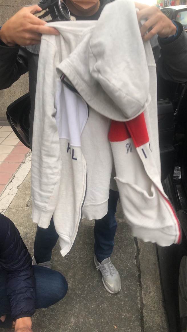 警方在黄的车内起获白色外套。（警方提供）