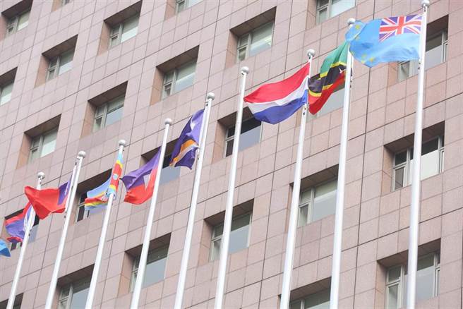 尼加拉瓜政府10日宣布，即日起与台湾切断外交关系，尼加拉瓜外交部声明指出，只承认一个中国，外交部使馆特区大门口的尼加拉瓜国旗在消息宣布时马上被撤下，只剩下除教廷梵蒂冈外，其余13面邦交国的旗帜。（张铠乙摄）
