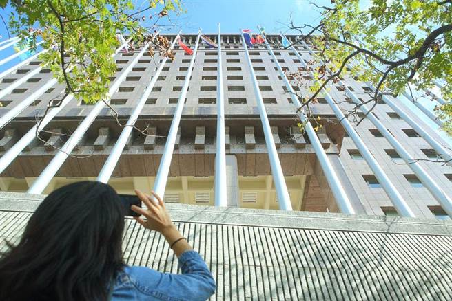 尼加拉瓜政府10日宣布，即日起與台灣切斷外交關係，位於外交部天母使館特區尼加拉瓜大使官邸的信箱仍未移除。（張鎧乙攝）