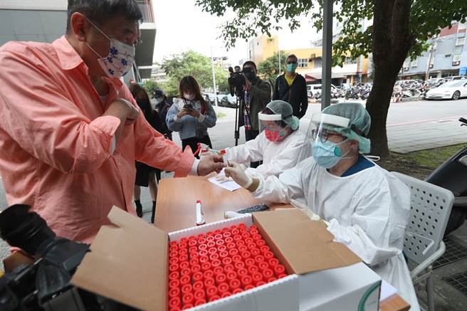 中研院P3实验室昨(9)日传出1名研究人员确诊，院方今日安排检疫车，协助院内人员筛检。(郑任南摄)