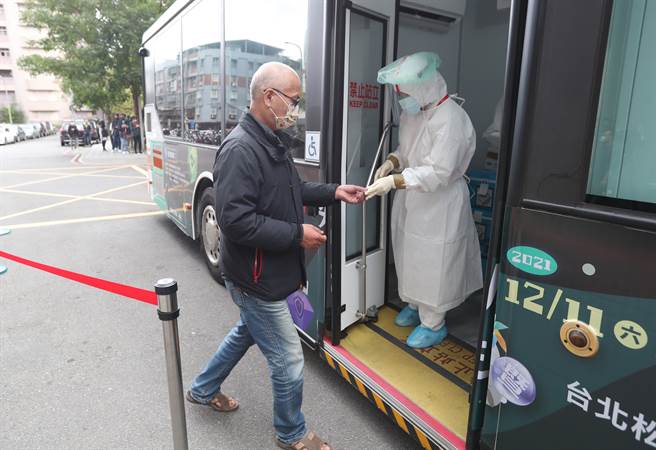 中研院P3实验室昨(9)日传出1名研究人员确诊，院方今日安排检疫车，协助院内人员筛检。(郑任南摄)