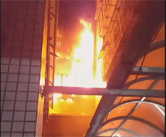 土城一栋16层公寓3楼上午突窜大火，火势相当猛烈，1女呛昏受伤送医。(民眾提供)