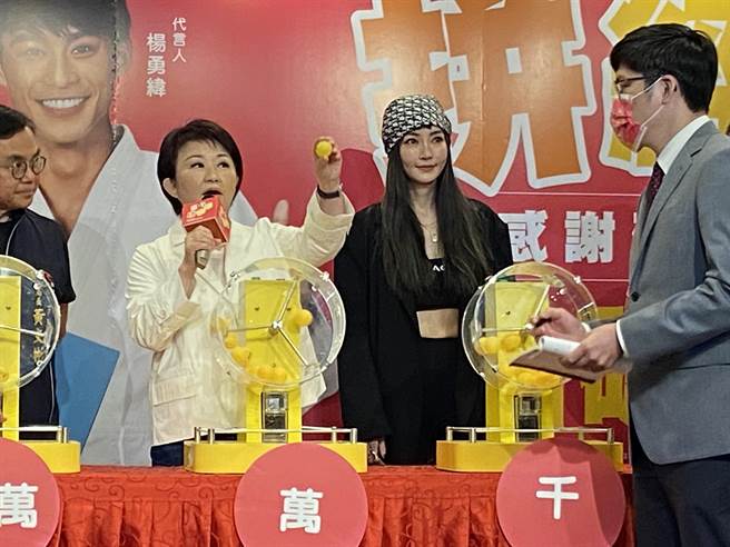台中市长卢秀燕21日将举行压轴抽好宅大奖，还有50万现金与名画奖项。（资料照、卢金足摄）