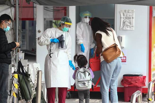 中研院P3實驗室工作人員染疫，讓台灣維持0本土確診在35天後破功。忠孝院區篩檢站10日出現一些民眾前往檢驗。（鄧博仁攝）
