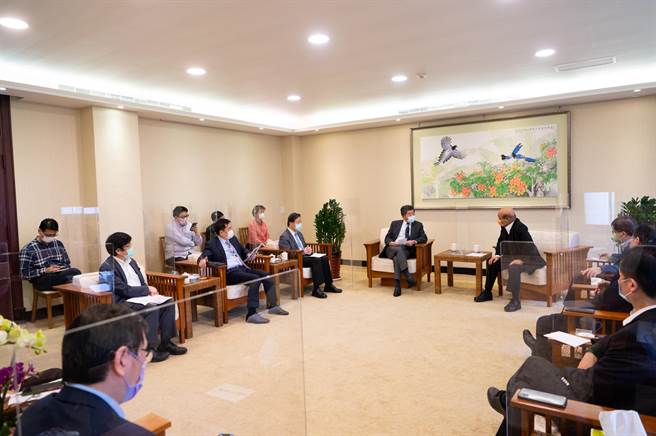 行政院长苏贞昌今召开扩大防疫会议，会中苏贞昌要求检视研究人员防疫措施和相关症状的通报机制。（行政院提供）