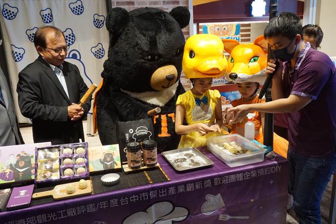 凭台中故事畅游卡可免费体验1次阿聪师芋头文化馆DIY手作活动。（王文吉摄）
