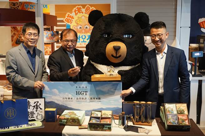 凭台中故事畅游卡可免费品饮华冈茶业台湾茶1次。（王文吉摄）