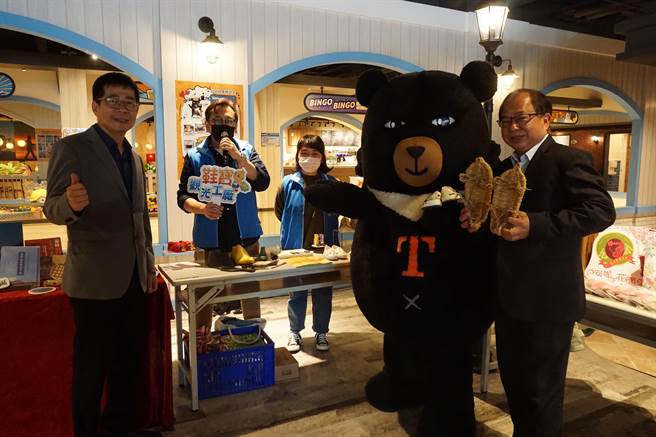 凭台中故事畅游卡可1年内无限次畅游鞋宝观光工厂。（王文吉摄）