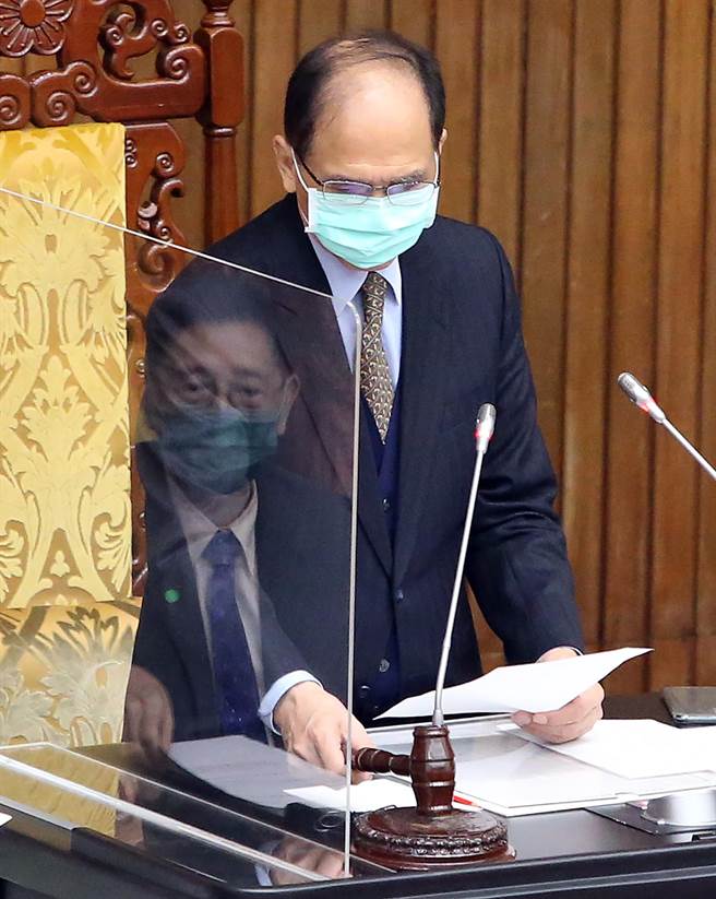 立法院10日由院长游锡堃（见图）敲下议事槌三读通过行政院所提的「纾困5.0」追加预算案，当中原编列1600亿元共减列1亿700万元，改列为1598亿9300万元，全数以举借债务支应。（赵双杰摄）