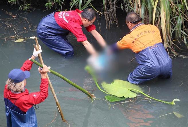 新北市永和区大排水沟日前发现1具头颅与四肢都被切除的遗体，永和分局经过滤大量沿途监视器影像，锁定54岁符姓男子涉案，警方8日晚间逮捕符嫌，9日找到死者的头颅。（张铠乙摄）