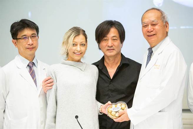 知名歌手張洪量（右二）愛妻Jekaterina肝衰竭，原本預計由自己和表弟共同捐肝，高雄長庚院長陳肇隆與其團隊評估後，決定由張洪量表弟獨自捐贈，替張洪量愛妻成功換肝續命，張洪量更是落淚向院方表達感謝。（袁庭堯攝）