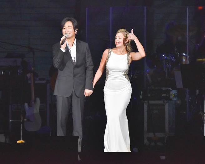圖為2016年張洪量「你知道我在等你嗎」台北小巨蛋演唱會，張洪量與老婆同台照。（資料照）