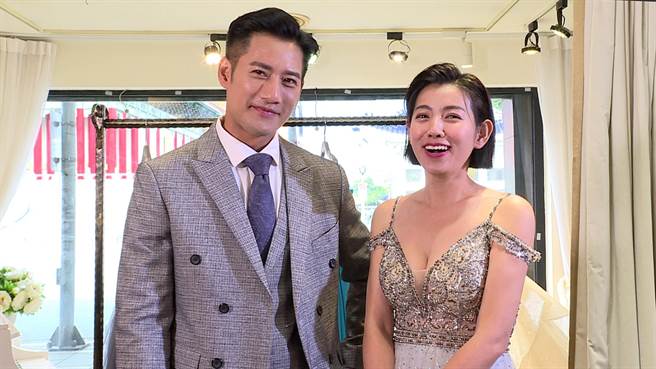 米可白为戏披婚纱露事业线。（台视提供）