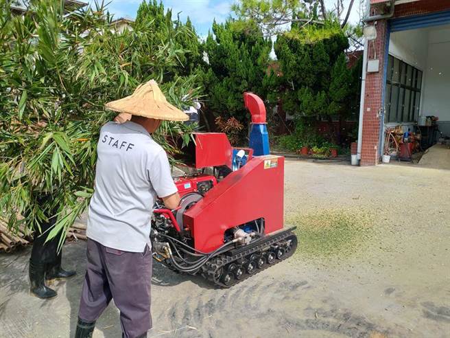 （农改场成功研发履带式植物残枝粉碎机。图／邱琮皓）