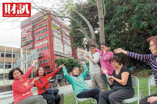 士林松柏大厦（后方酒红色建物）住户自助人助，搬新家指日可待。（左4为彭宇豪）(图/财讯提供)