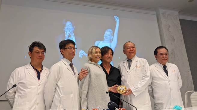 曾拿到世界盃第5名的立陶宛籍體操選手Jekaterina（左3）多年前嫁給台灣歌手張洪量（右3），因肝衰竭急速惡化，轉到高雄長庚治療後由張洪量的表弟捐肝，救回一命。(圖／中央社)