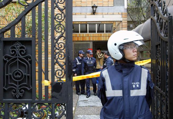 2009年黄富康因失业而迁怒无辜，假借要租房而将素不相识的屋主杀害，再循线到被害人的家砍杀他的妻、儿，造成1死2伤的惨剧。凶嫌随后到新光医院就医时被逮。图为员警站在被害人位于德行东路的出租房屋命案现场1楼警戒。（中时资料照／王锦河摄）