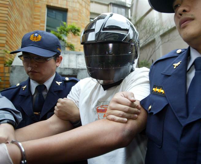 警方将黄富康带往命案现场模拟犯案经过。（中时资料照／王锦河摄）