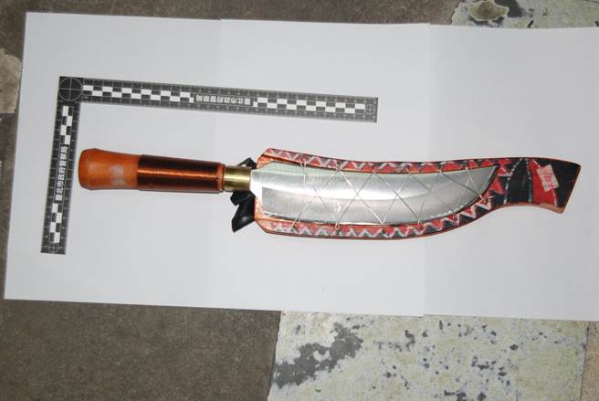 警方在做案机车置物箱起出做案用的镰刀。（中时资料照）