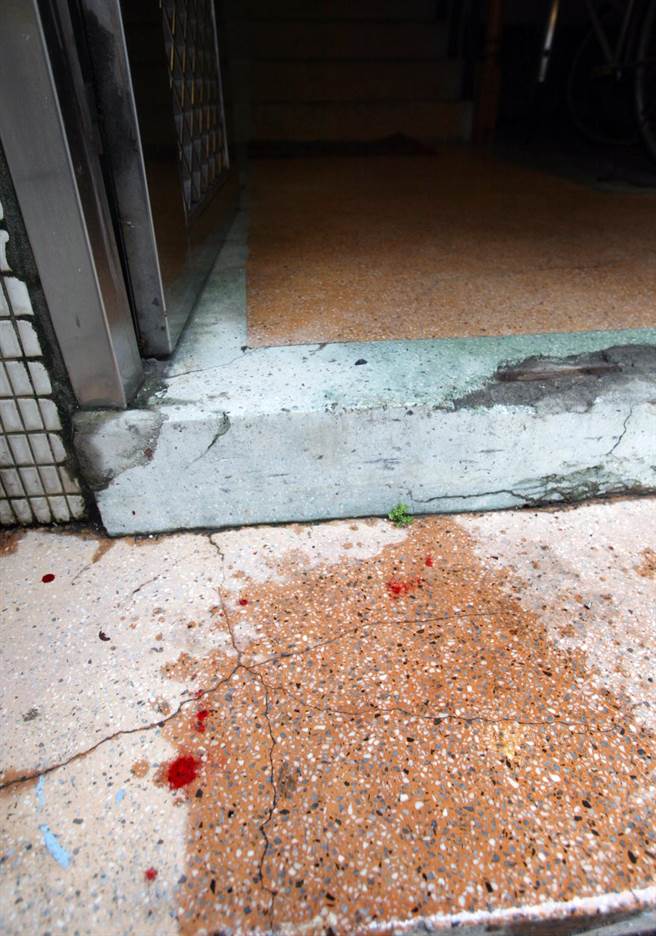 黄嫌循线到房东住处砍杀其妻、儿后，公寓一楼门口留下斑斑血迹。（中时资料照／王锦河摄）