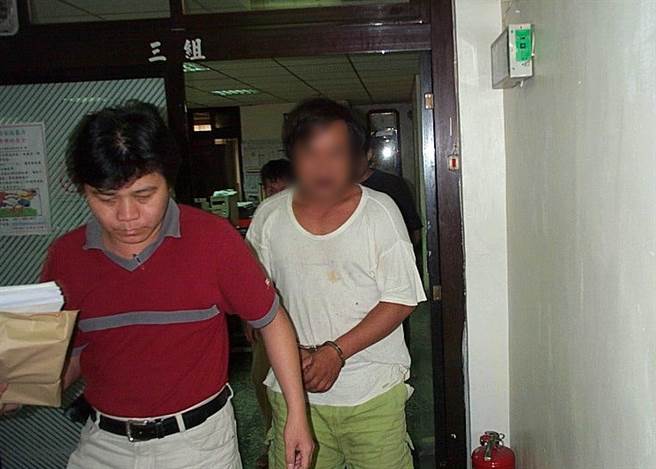 阙和顺（右1）涉嫌杀人弃尸，图为警方干员将其移送检方侦办。（中时资料照／罗忠伟摄）