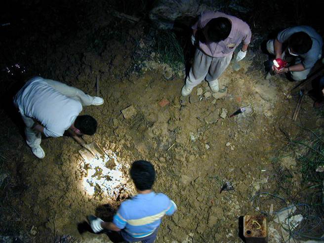 基隆警方费了两个小时才挖出被害人尸体。（中时资料照／罗忠伟摄）