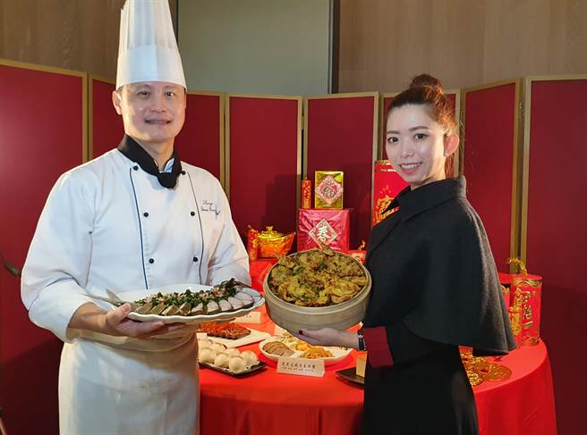 金门升恒昌金湖饭店推出应景的「金虎福袋」外带年菜和2款除夕围炉菜，中西合璧菜色满足不同喜好。（金湖饭店提供）