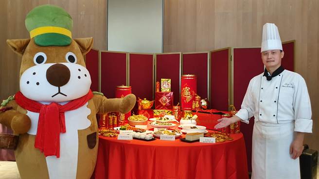 金门升恒昌金湖饭店推出应景的「金虎福袋」外带年菜和2款除夕围炉菜，中西合璧菜色满足不同喜好。（金湖饭店提供）