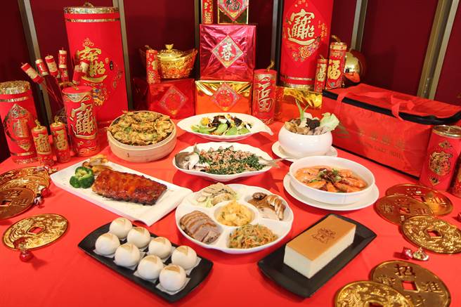 金门升恒昌金湖饭店推出应景的「金虎福袋」外带年菜和2款除夕围炉菜，中西合璧菜色满足不同喜好。（金湖饭店提供）