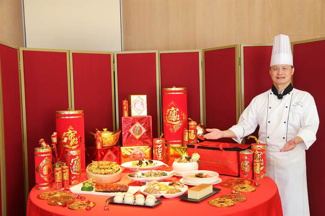 金门升恒昌金湖饭店推出应景的「金虎福袋」外带年菜和2款除夕围炉菜，中西合璧菜色满足不同喜好。（金湖饭店提供）