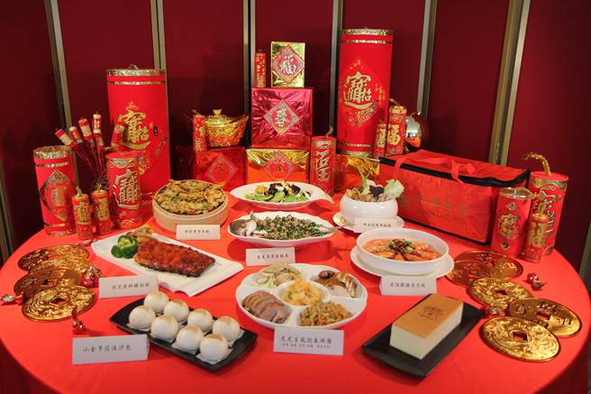 金门升恒昌金湖饭店推出应景的「金虎福袋」外带年菜和2款除夕围炉菜，中西合璧菜色满足不同喜好。（金湖饭店提供）