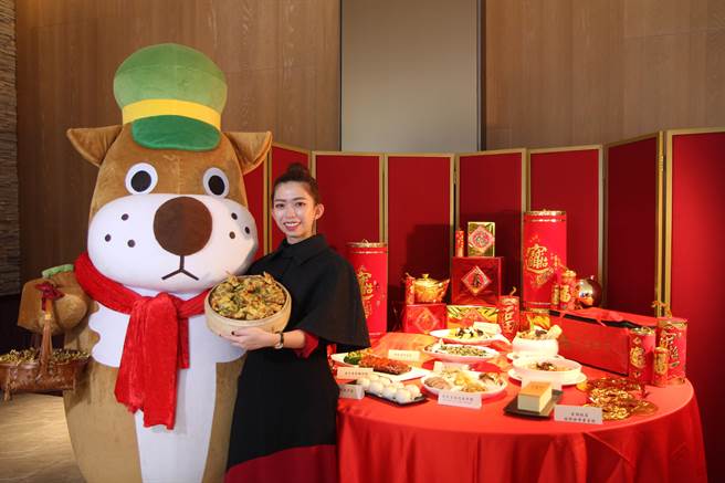 金门升恒昌金湖饭店推出应景的「金虎福袋」外带年菜和2款除夕围炉菜，中西合璧菜色满足不同喜好。（金湖饭店提供）