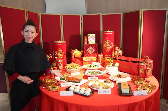 金门升恒昌金湖饭店推出应景的「金虎福袋」外带年菜和2款除夕围炉菜，中西合璧菜色满足不同喜好。（金湖饭店提供）