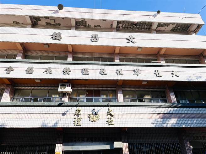 大社、岸裡社區活動中心為老背少建築，有混凝土爆裂、鋼筋鏽蝕裸露等情形。（王文吉攝）