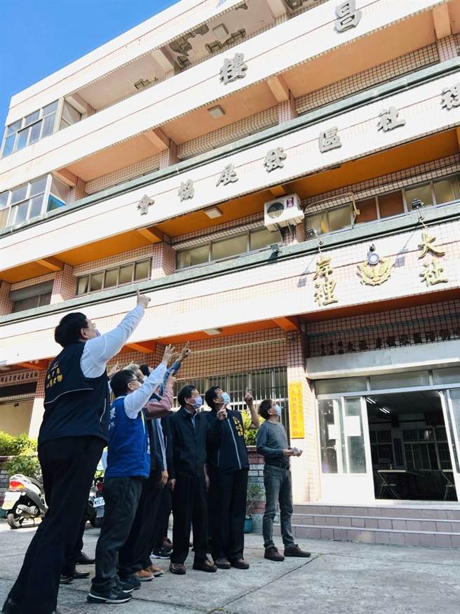 大社、岸裡社區活動中心為老背少建築，有混凝土爆裂、鋼筋鏽蝕裸露等情形。（王文吉攝）