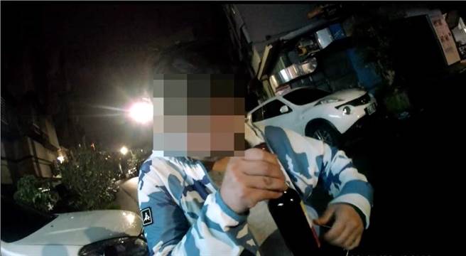 黄女骑车出门买药酒，不慎自摔遭警方查获。（翻摄照片／林郁平台北传真）