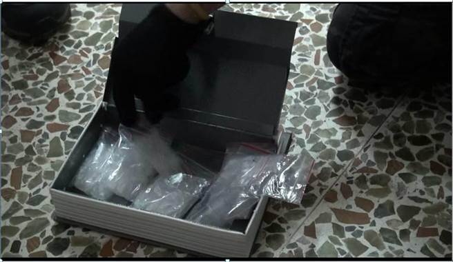 警方搜索湯嫌住處時，發現桌上1本義大利比薩斜塔的旅遊書，卻內藏毒品。（台中市警察局提供／張妍溱台中傳真）