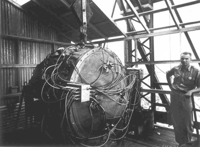 第1个核武器装置「小工具」，它是实验核武器威力的，所以不需要外罩与弹翼那些东西。它的外表圆胖胖的，是以浓缩钸为核心。(图/美国国会图书馆)