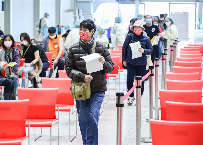 因應國內新增本土確定病例，為降低社區感染及傳播風險，指揮中心再度呼籲大家接種疫苗。（羅永銘攝）