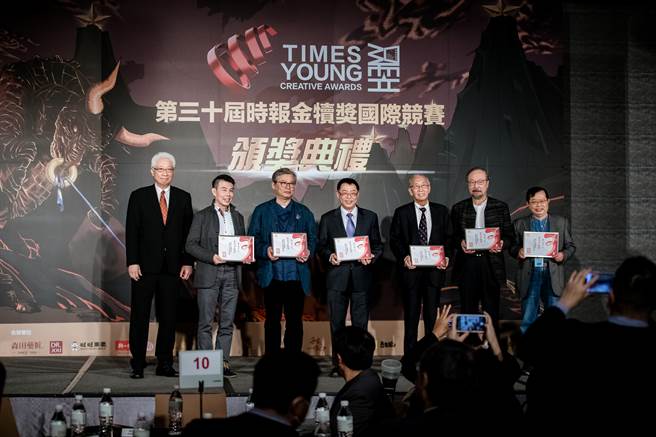 醒吾科大陈义文校长(中)应邀出席第30届时报金犊奖国际竞赛颁奖典礼，获颁「金犊三十最佳贡献奖」。(醒吾科大提供)